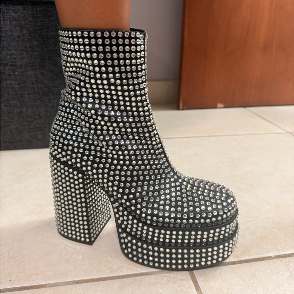 Steve Madden Women's Black and Silver Platform Boots 9.5